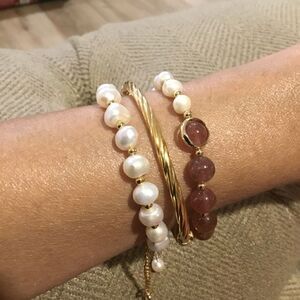 FRESHWATER PEARL BRACELET WITH STRAWBERRY QUARTZ